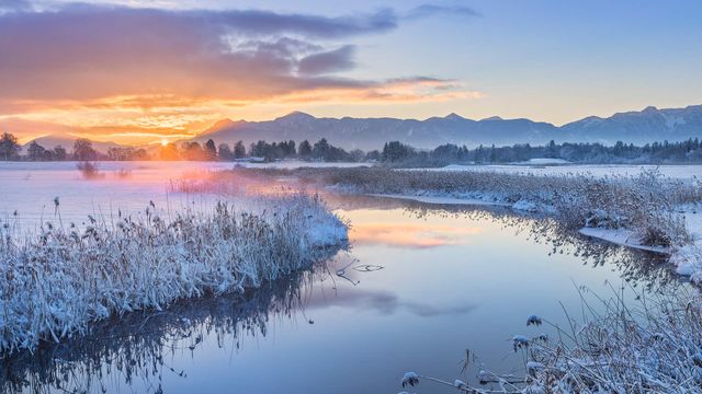 Sonnenaufgang an der Ach, Uffing am Staffelsee, Bayern, Deutschland 