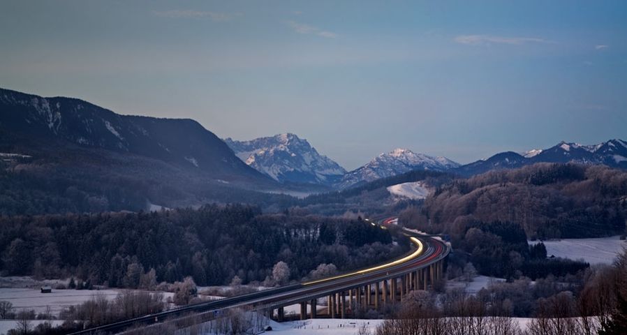 Autobrücke über den Sylvensteinsee, im Hintergrund die Alpen – Fotofeeling/Getty Images ©