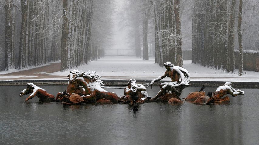 Le bassin d’Apollon sous la neige dans le parc du château de Versailles, photographié le 6 février 2018