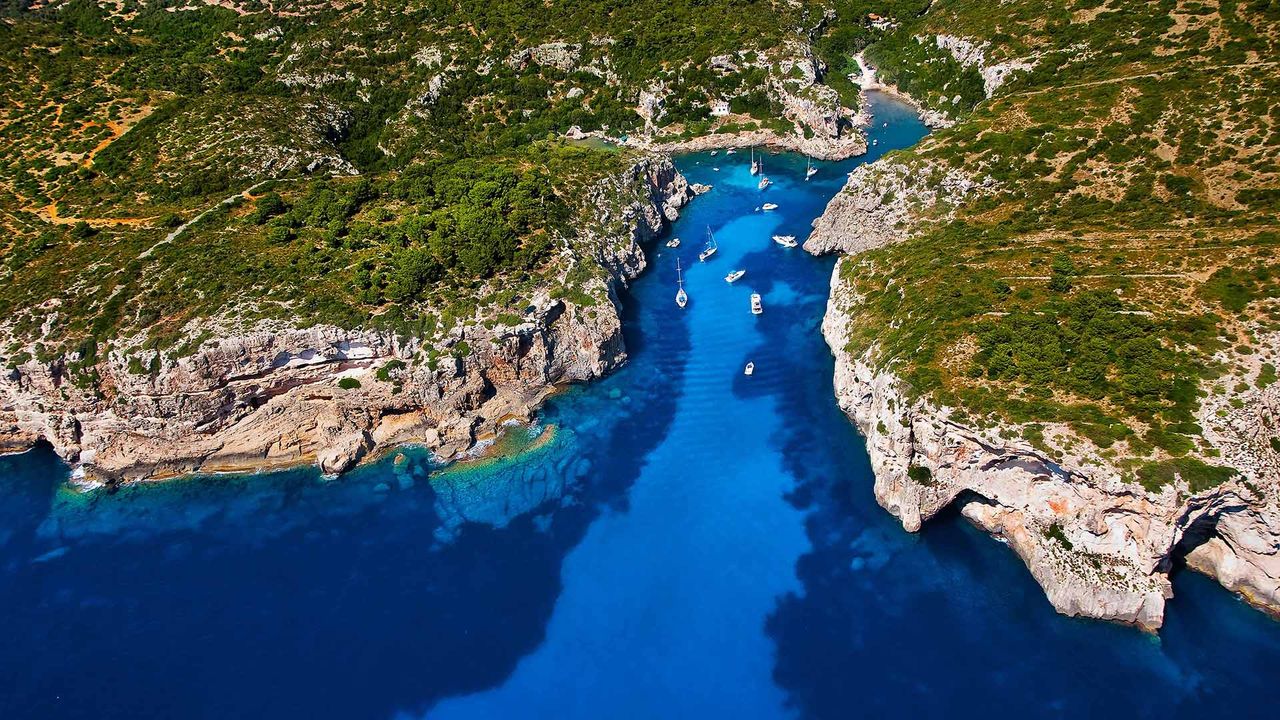 Vista aérea de la ensenada de Cales Coves, Menorca, Islas Baleares