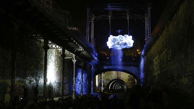 Un acrobate s’apprêtant à faire un saut au dessus des voies ferrées de la ligne de Petite Ceinture de Paris lors de l’édition 2015 de la Nuit Blanche