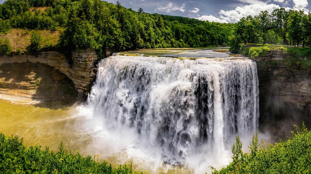 Middle Falls at Letchworth State Park, New York, USA 