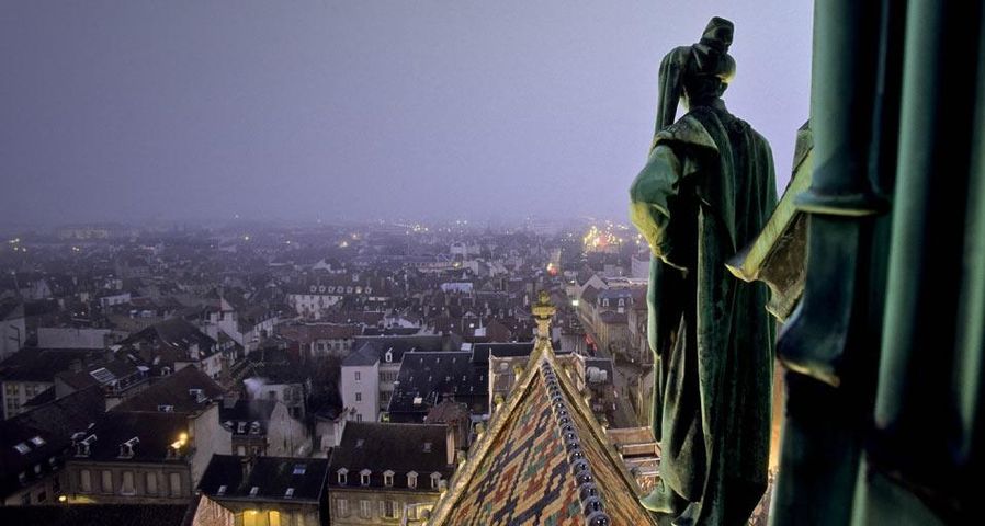 Vue aérienne de la cité de Dijon depuis la cathédrale Saint-Bénigne, Côte-d’Or, Bourgogne
