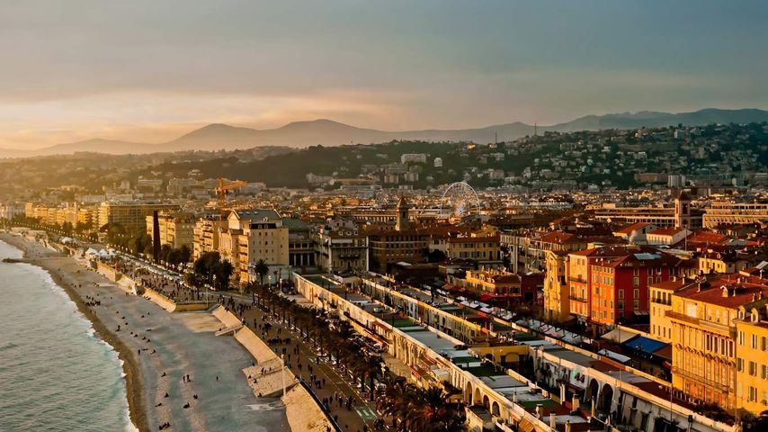 Vue plongeante sur la baie de Nice, la promenade des Anglais, le Cours Saleya et la grande roue de la place Masséna depuis le château de Nice, Alpes-Maritimes, PACA