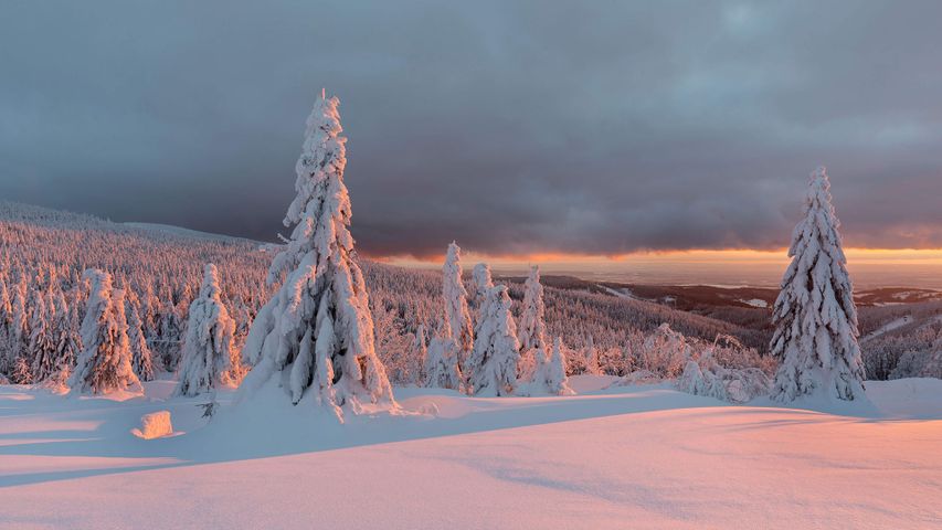 Scène hivernale dans les montagnes et soleil couchant, France