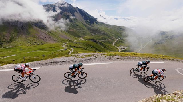 Descenso del Col du Tourmalet en los Pirineos franceses durante el Tour de Francia 2021