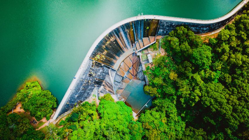 A relaxing reservoir walk