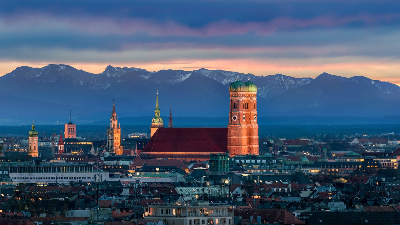 München mit der Frauenkirche vor den Alpen, Bayern