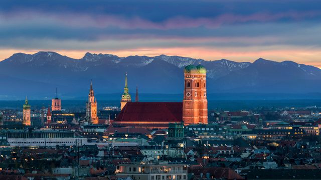 München mit der Frauenkirche vor den Alpen, Bayern