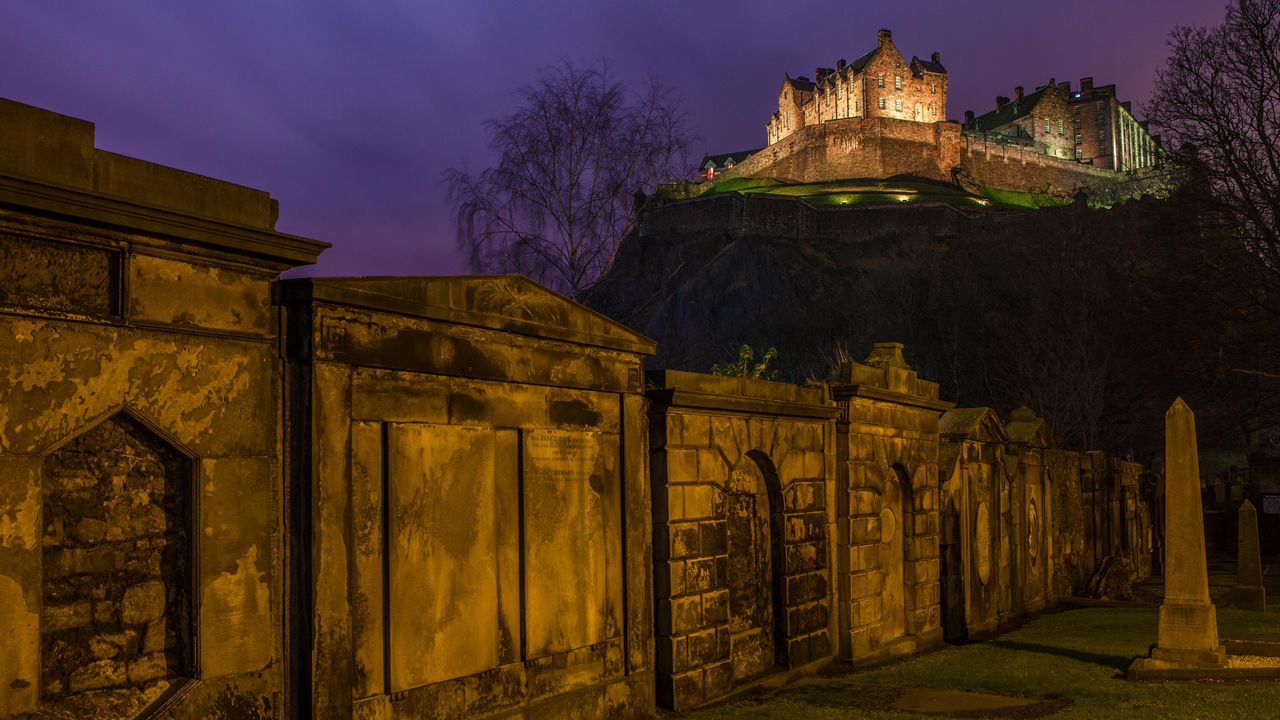 Vista del Castillo de Edimburgo desde un cementerio en Escocia, Reino Unido
