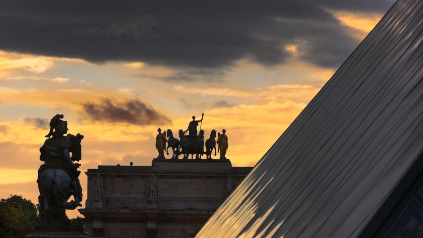 卡鲁塞尔凯旋门和卢浮宫金字塔，巴黎，法国