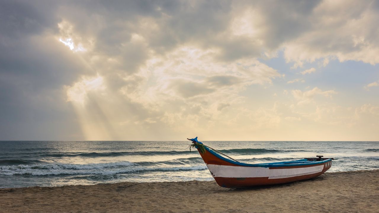 fishing-boat-on-a-beach-in-mamallapuram-tamil-nadu-bing-gallery-peapix