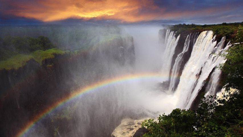 Arc-en-ciel sur les chutes Victoria en Zambie