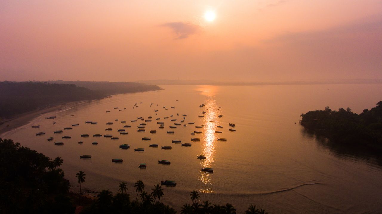 Barcos de pesca na Praia de Coco em Goa, Índia