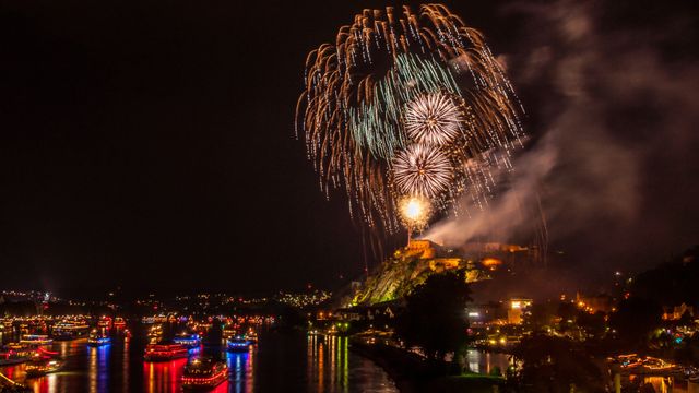 Rhein in Flammen vor Schloss Stolzenfels bei Koblenz, Rheinland-Pfalz