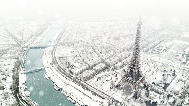 La tour Eiffel sous la neige, Paris