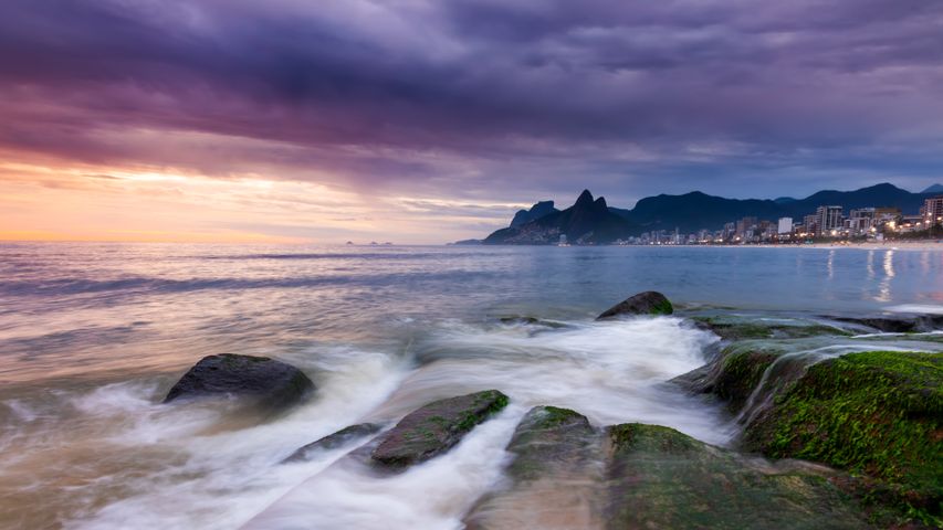 Pôr do sol na praia de Ipanema, Rio de Janeiro, Brasil. Vista para as praias de Ipanema e Leblon, Morro Dois Irmãos e Pedra da Gávea