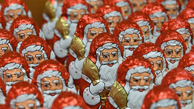 Schokoladennikoläuse in einem Supermarktregal