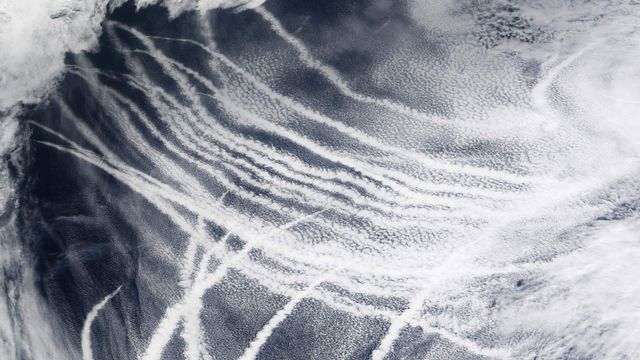 Wolkige Schiffsspuren über dem Pazifischen Ozean