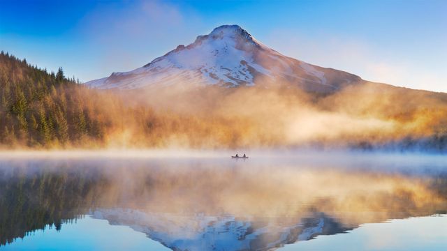 胡德山国家森林里的延龄草湖,俄勒冈州