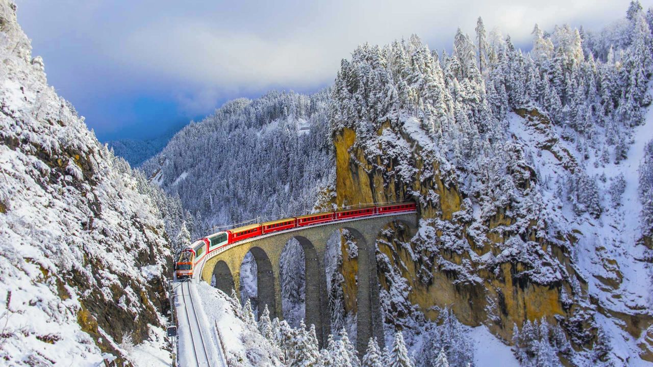 El Bernina Express a su paso por el viaducto de Landwasser, cantón de los Grisones, Suiza