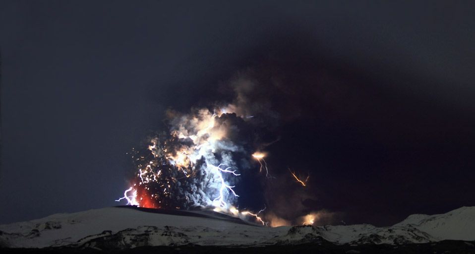 Von Blitzen erleuchtete Eruptionen des Vulkans Eyjafjallajökull auf dem gleichnamigen Gletscher, Island – Rakel Orvar Atli Thorge/Getty ©