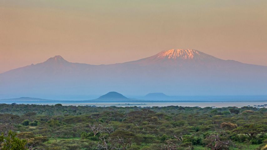 Der Kilimandscharo in Kenia vom Chyulu Hills Nationalpark aus gesehen. Zum Internationalen Tag der Berge