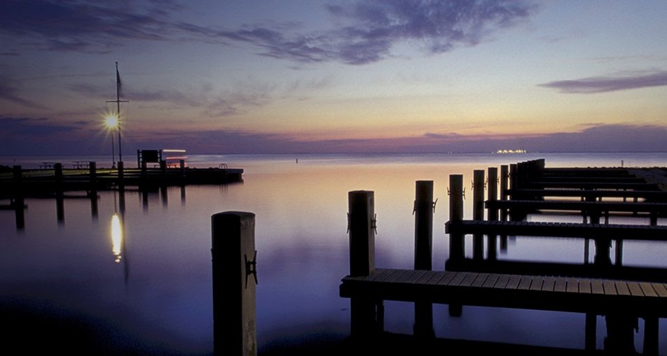 Der Elliott Key Hafen im Biscayne Nationalpark in der Dämmerung, Florida – Rapsodia/SuperStock ©
