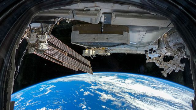 Vista dalla cupola della Stazione Spaziale Internazionale sopra l'Oceano Pacifico meridionale