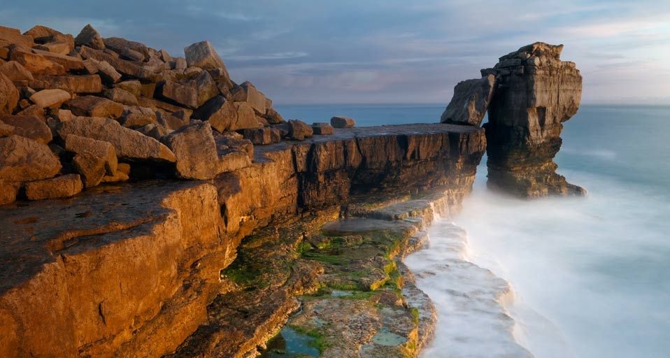 Kalksteinfelsen fallen steil ins Meer ab, Isle of Portland, Dorset, Großbritannien– Gavin Hellier/Photographer's Choice ©