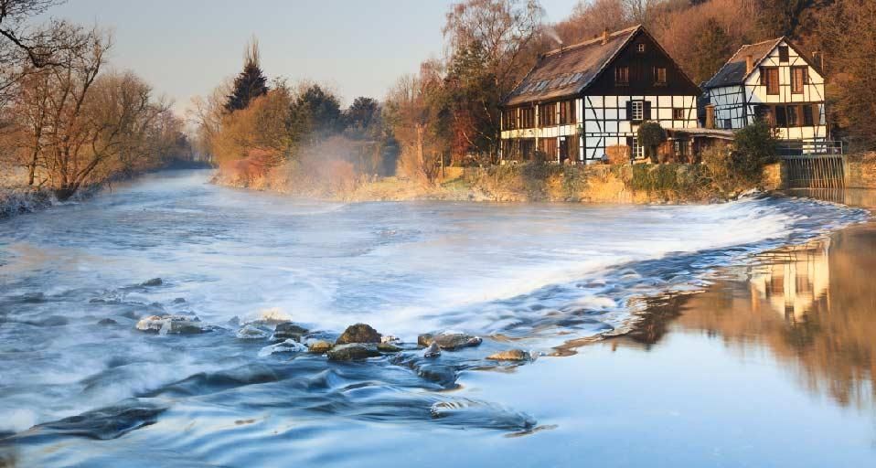 Wasserkraft wird an einer Mühle verwendet. Altes Fachwerkhaus an der Wupper, ehemalige Werkstatt eines Messerschleifers.