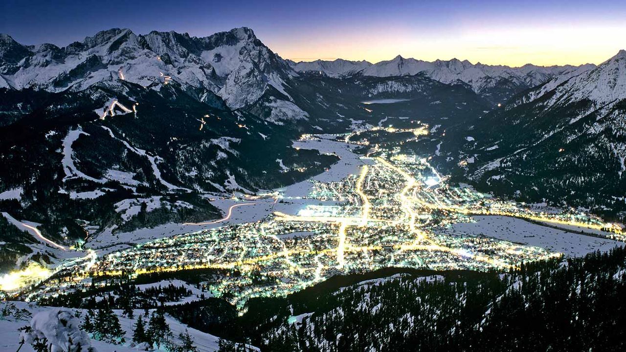 Blick vom Wank auf Garmisch-Partenkirchen, Bayern, Deutschland