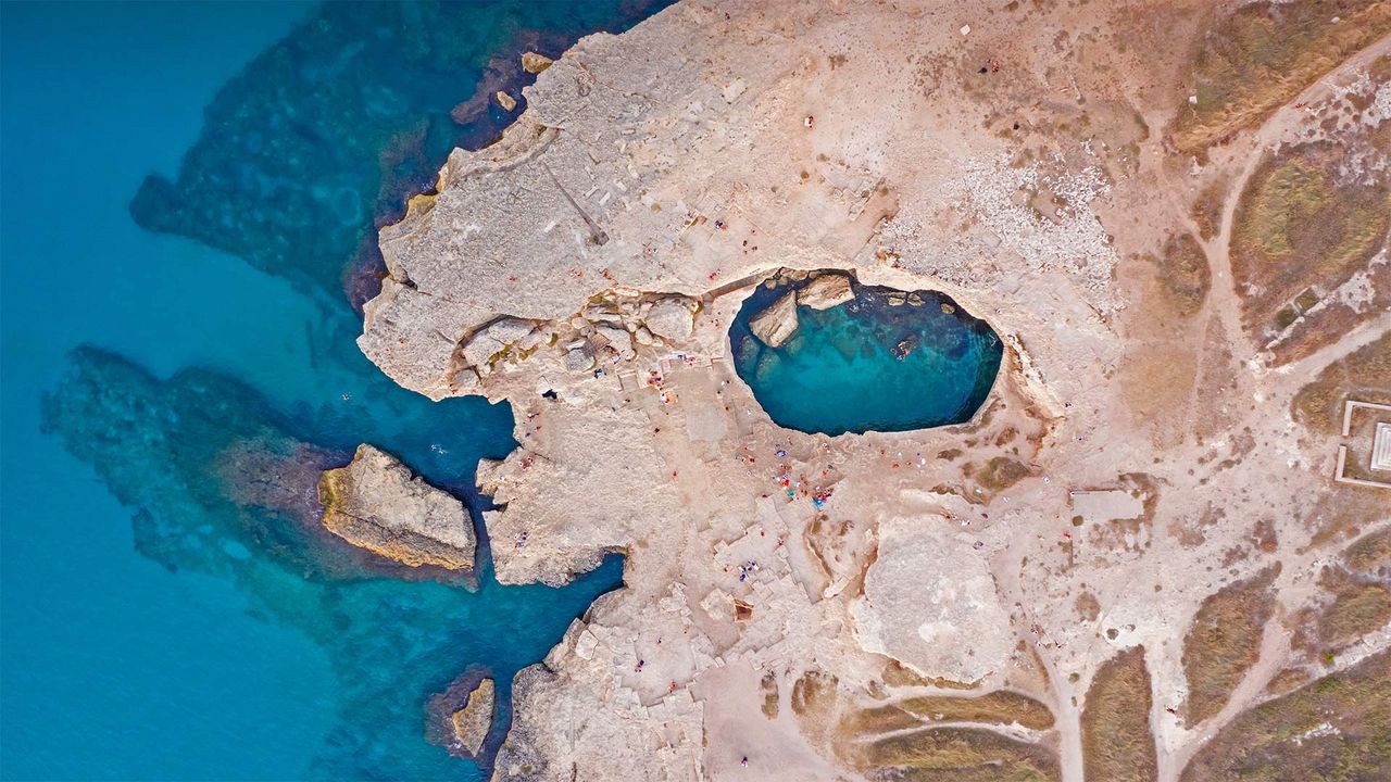 Vue aérienne de la Grotta della Poesia (Grotte de la Poésie) près de Roca, Lecce, Italie