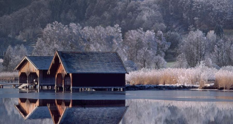 Zwei Bootshäuser auf dem winterlichen Kochelsee in Bayern – Gregor M. Schmid/CORBIS ©