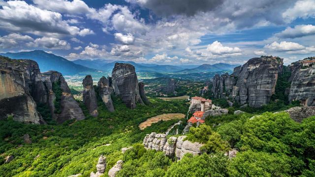Roussanou and other monasteries in Metéora, Greece