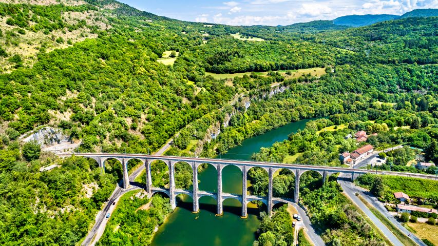 Viaduc de Cize-Bolozon enjambant la rivière d’Ain, Auvergne-Rhône-Alpes