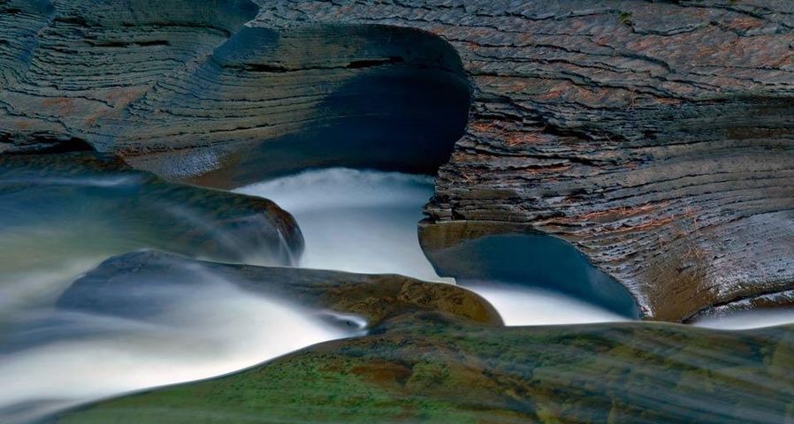 Ein Bach fließt zwischen den Felsen der Porcupine Mountains, Ontonagon County, Michigan