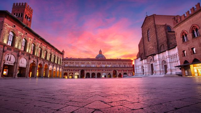 Piazza Maggiore al sorgere del sole, Bologna, Emilia-Romagna