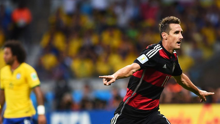 Deutschlands Stürmer Miroslav Klose feiert seinen Treffer zum 2:0 im Halbfinale gegen Brasilien bei der FIFA-Fußballweltmeisterschaft 2014 in Belo Horizonte, Brasilien, am 8.7.2014