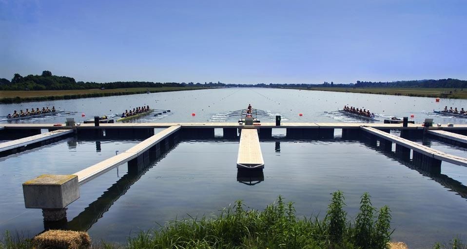 Début d’une course d’aviron dans le Dorney Lake, le lieu des épreuves d’aviron et de canoë-kayak aux JO de Londres 2012, Buckinghamshire, Royaume-Uni