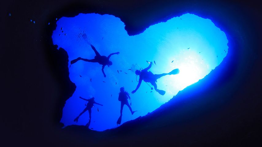 Taucher am Eingang zur Meereshöhle ‚Blue Hole‘, Guam, Mikronesien 