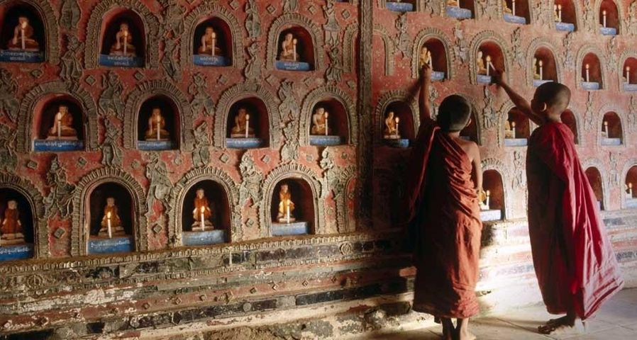 Novices bouddhistes dans un temple, lac Inle, État Shan, Birmanie