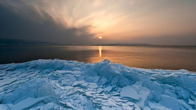 Eisschollen am Ufer der Insel Reichenau, Bodensee, Baden-Württemberg, Deutschland 