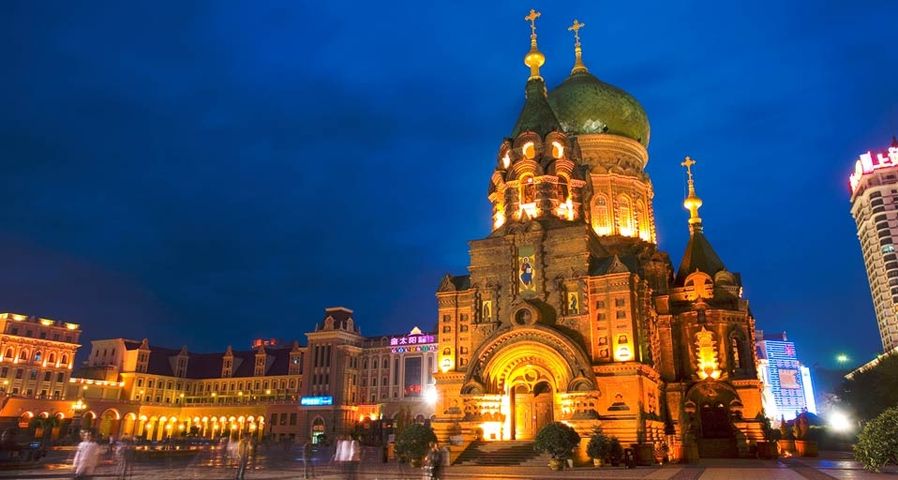 东北冰雪之旅：哈尔滨夜色中的圣索菲亚大教堂