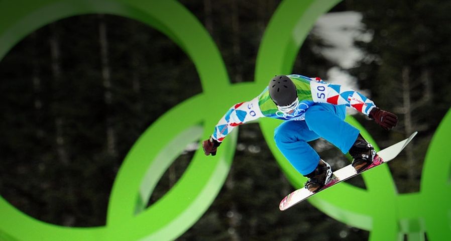 Xavier De Le Rue of France runs the course during the Men's Snowboard SBX qualifications at the Vancouver Winter Olympics on February 15, 2010 – Adrian Dennis/AFP/Getty Images ©