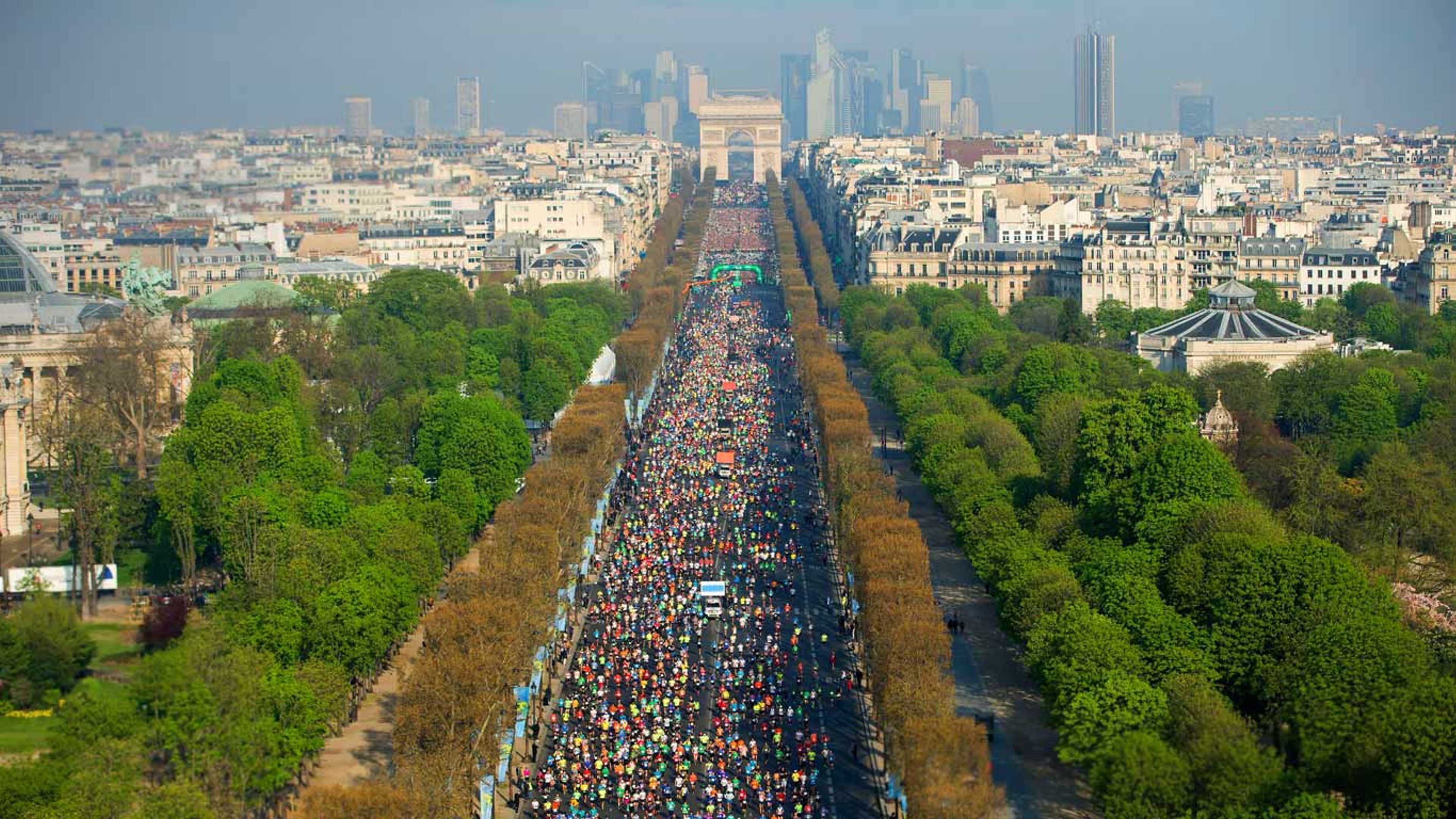 Athlètes Participant Au 39e Marathon De Paris, Le 12 Avril 2015 - Bing ...