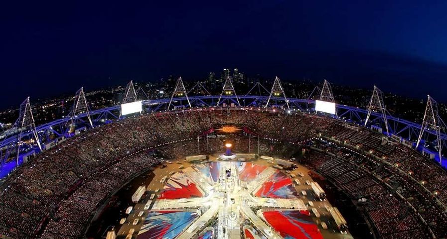 :  LONDON, ENGLAND – 12. AUGUST: Ansicht des Stadions als der Union Jack während der Abschluss-Zeremonie am 16. Tag der Olympischen Spiele in London 2012 im Olympischen Stadion gebildet wird, 12. August 2012, London, England.