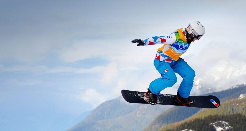 France's Nelly Moenne Loccoz competes during the Women's Snowboard Cross event at the Vancouver Winter Olympics on 16 February 2010 – Adrian Dennis/Getty Images ©