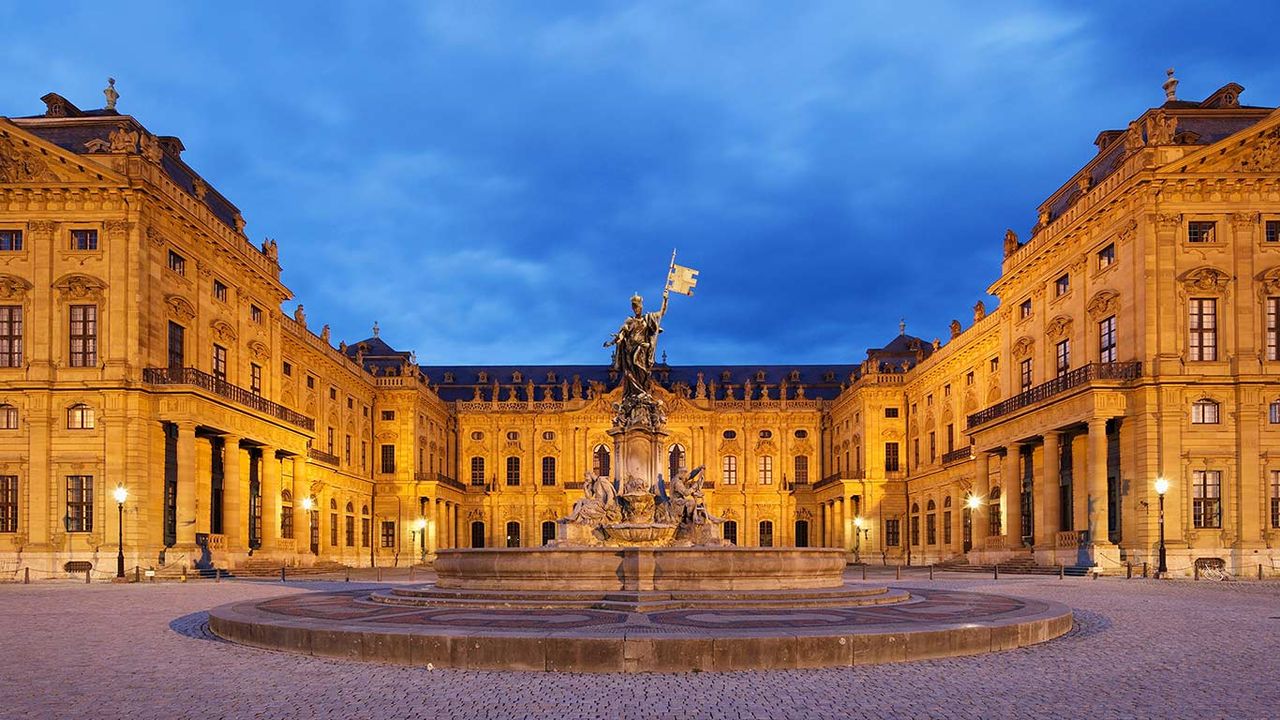 Frankoniabrunnen vor der Würzburger Residenz, Würzburg, Bayern, Deutschland