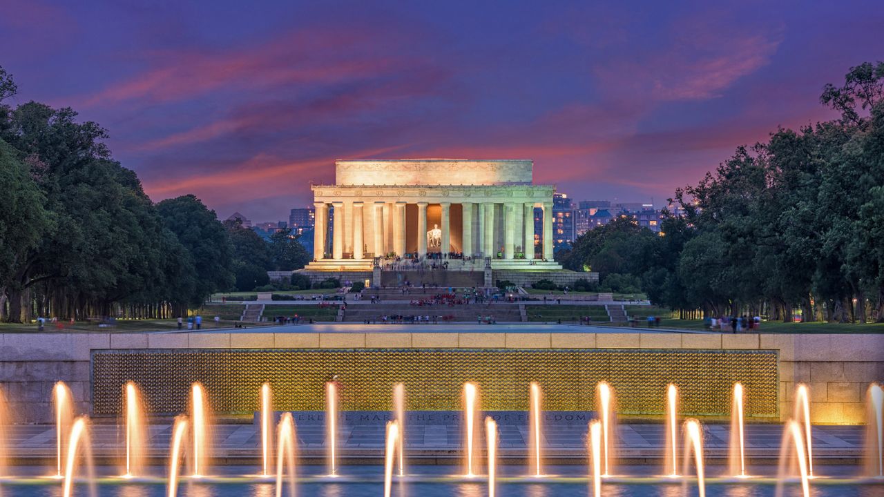 Rainbow Pool and the field of stars in the World War II Memorial with the Lincoln Memorial in the background, Washington, DC